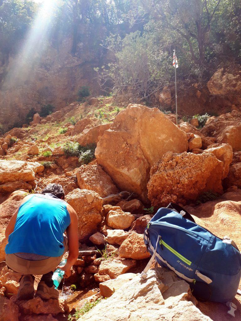 la fonte d&#039;acqua, con tanto di bandierina sarda, a pochi metri dall&#039;imbocco del Canyon Gorropu