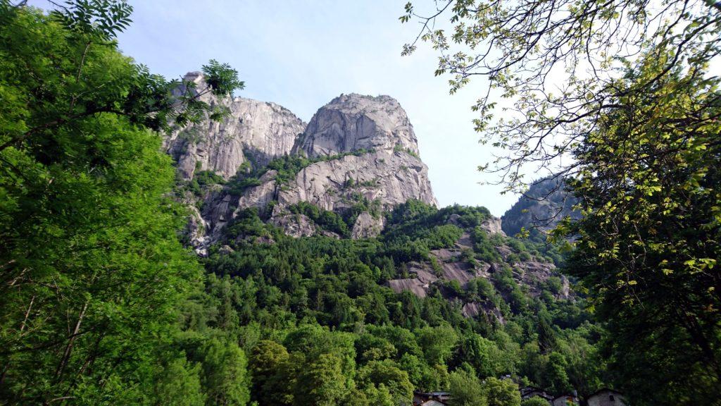 le bellissime placche della Val di Mello: questo è una specie di parco giochi per climbers e boulderists