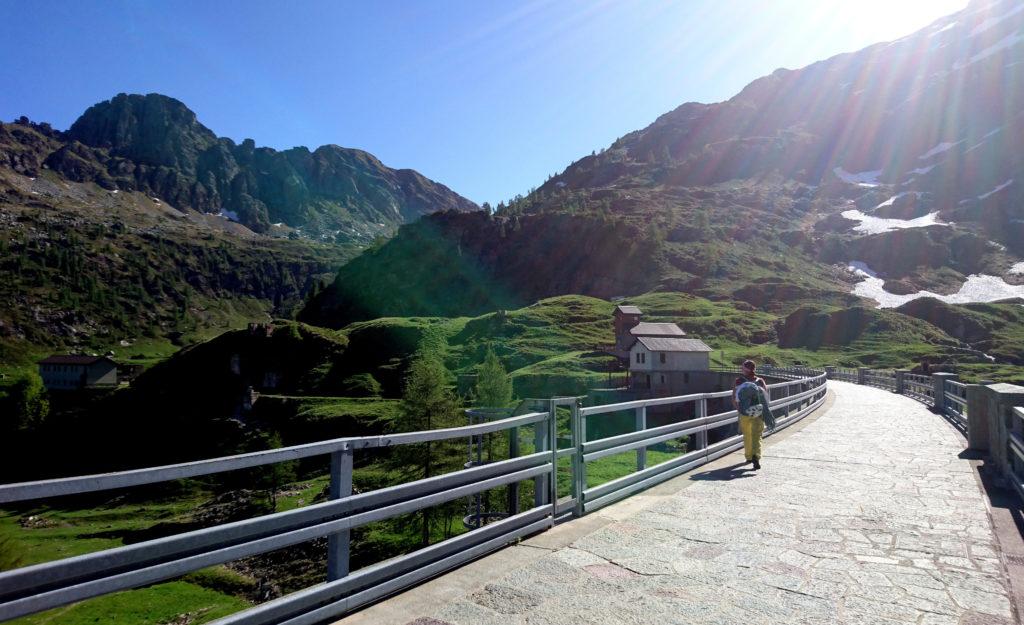 si oltrepassa la diga dei Laghi Gemelli seguendo il sentiero 214