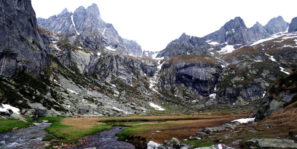 ed ecco il pascolo alto! luogo divino, racchiuso da un primo salto di roccia e, più sopra, dalla bastionata delle montagne