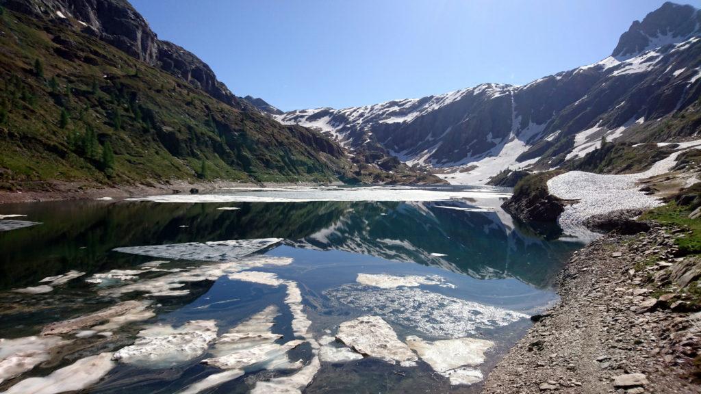 Lago Colombo, la mattina ancora semi ghiacciato