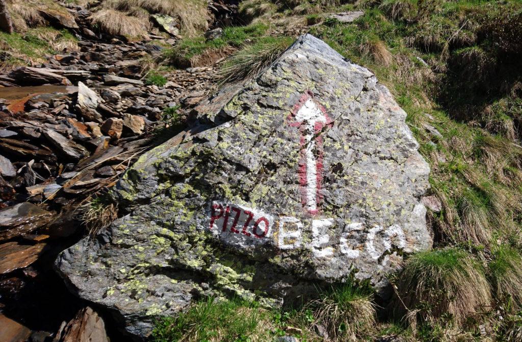 indicazioni per il Pizzo del Becco, superata la diga del Lago Colombo