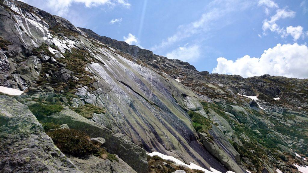 le placche del pianoro erboso, luccicanti per l'acqua che le ricopre