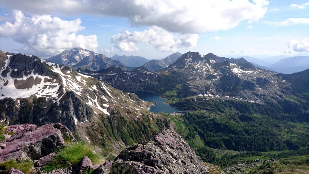 panorama dalla vetta del Pizzo del Becco verso i Laghi Gemelli