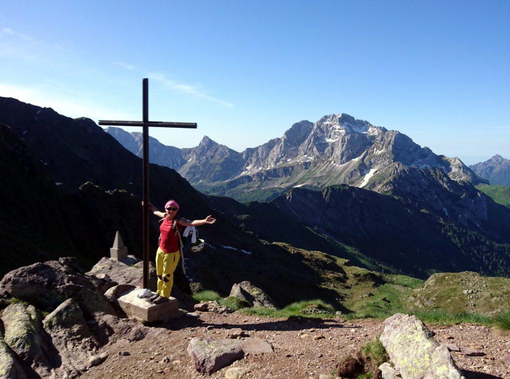 eccoci al Passo di Mezzeno: la cima del Pizzo Arera sullo sfondo