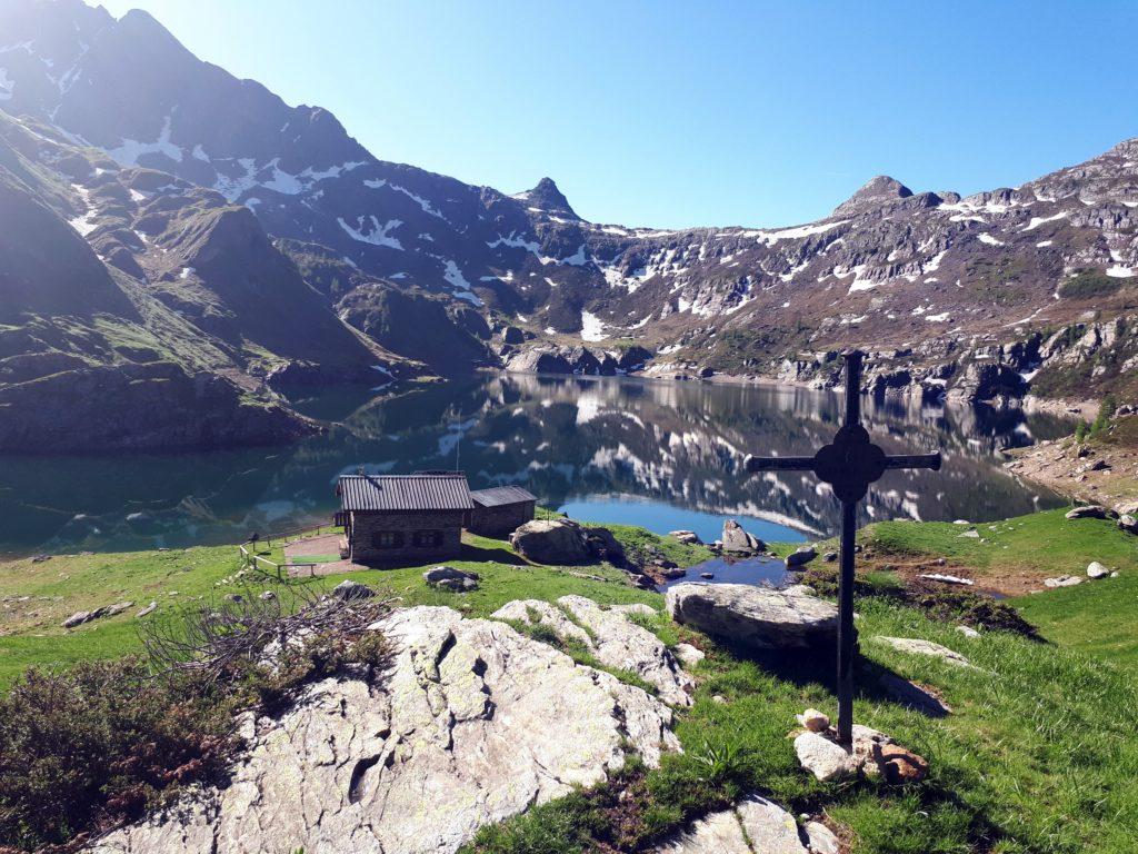 piccola baita lungo il lago