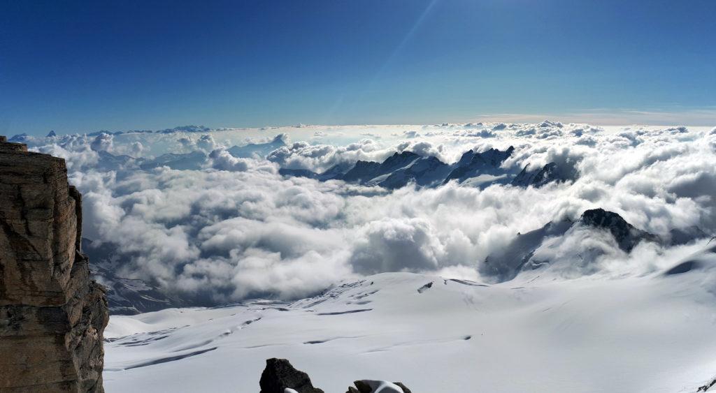 dopo il colle di Montcorvè, qualche metro dalla vetta: sotto di noi un mare di nuvole!