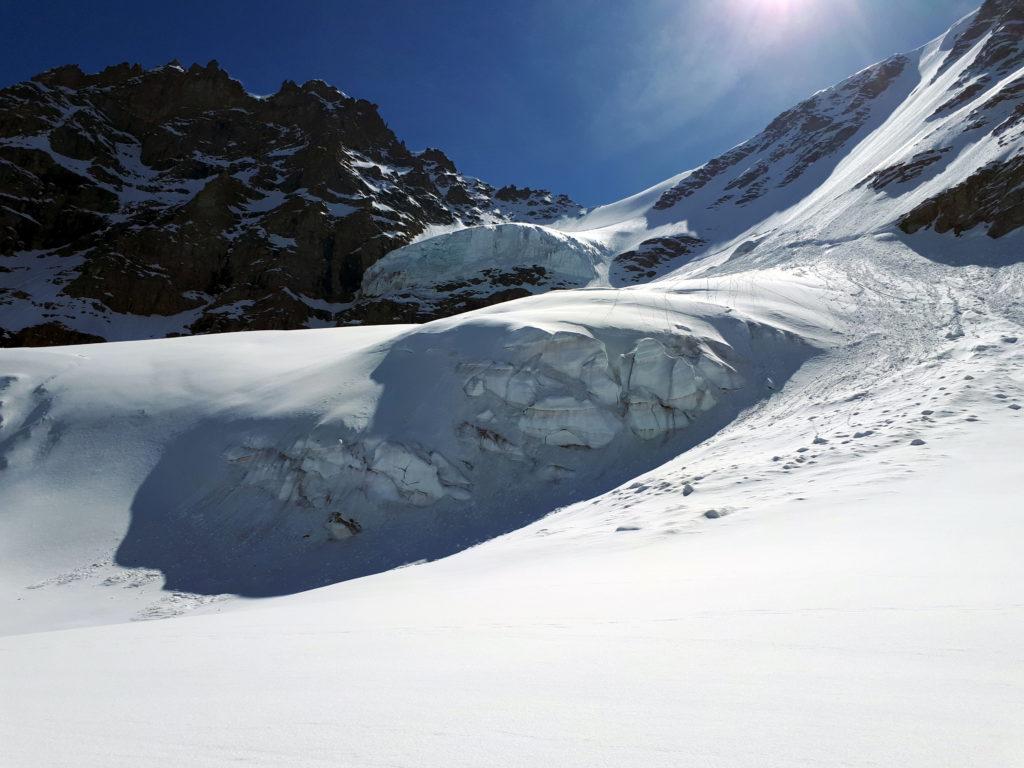 i bellissimi seracchi alla base della parete Nord: sono vere e proprie sculture, cesellate dalle ombre create dal sole pieno dei 4000