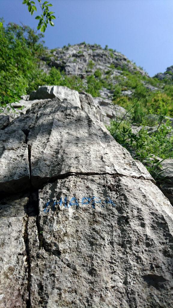 L'attacco è segnalato con la scritta CHIAPPA in blu sulla parete