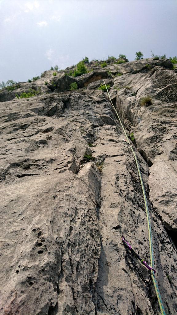 Il bel diedro / camino del 4° tiro (via Chiappa). Facile e divertente