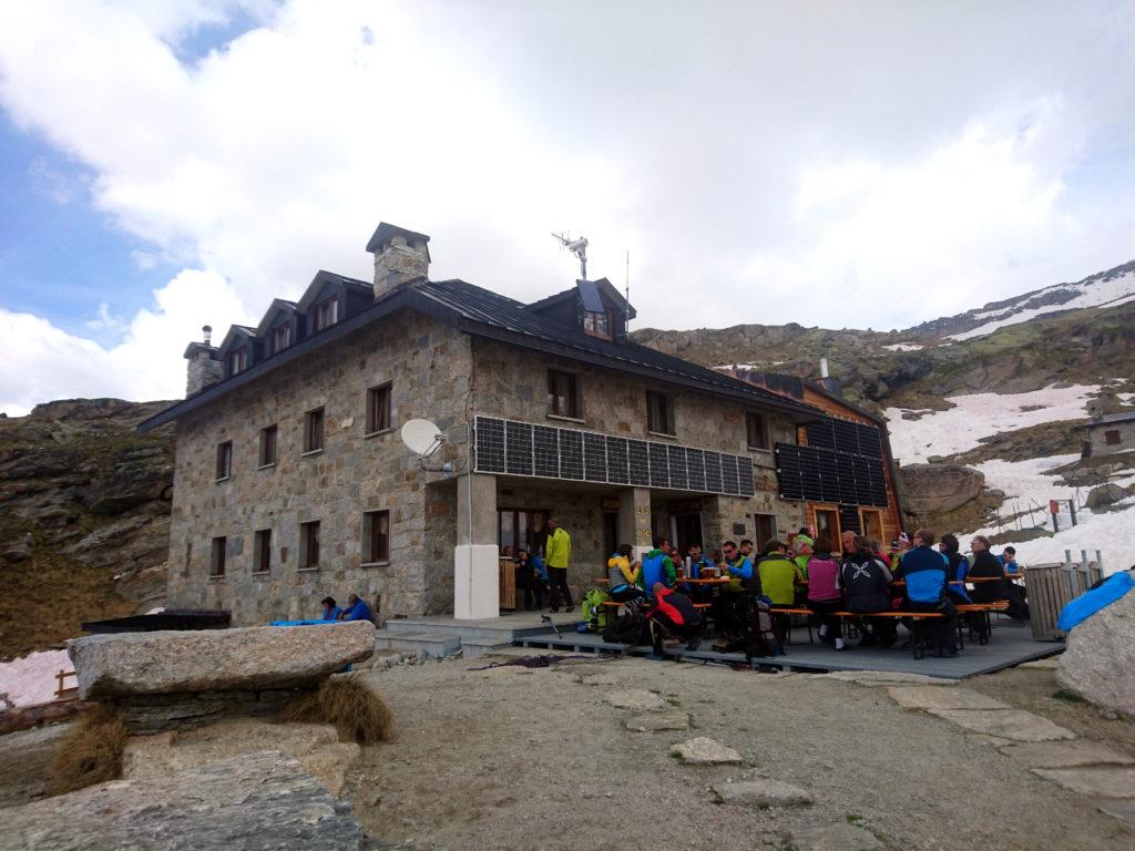 il Rifugio Chabod saturo di alpinisti e scialpinisti: domani in vetta sarà come a Riccione ad agosto!