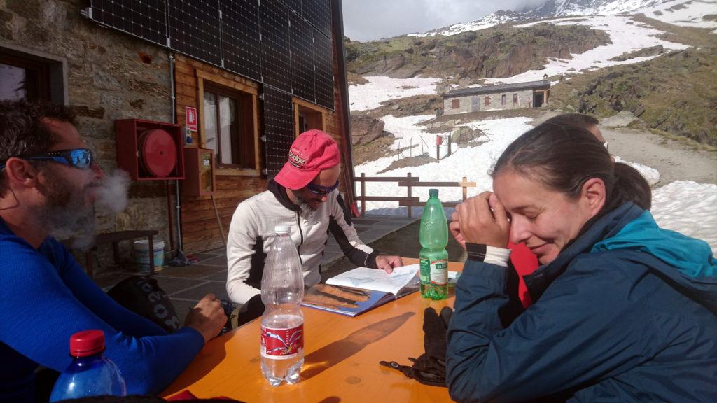 guardando i libri dello Chabod si sogna: di luoghi meravigliosi e possibili ascese. Sullo sfondo l&#039;invernale, aperto vista la grande affluenza del weekend