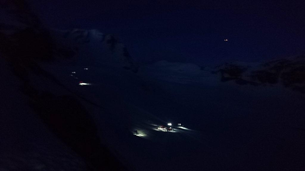 le cordate sul ghiacciaio del Laveciau, quando il sole non ha ancora fatto capolino: ci si imbraga, diretti chi alla Nord chi alla Normale