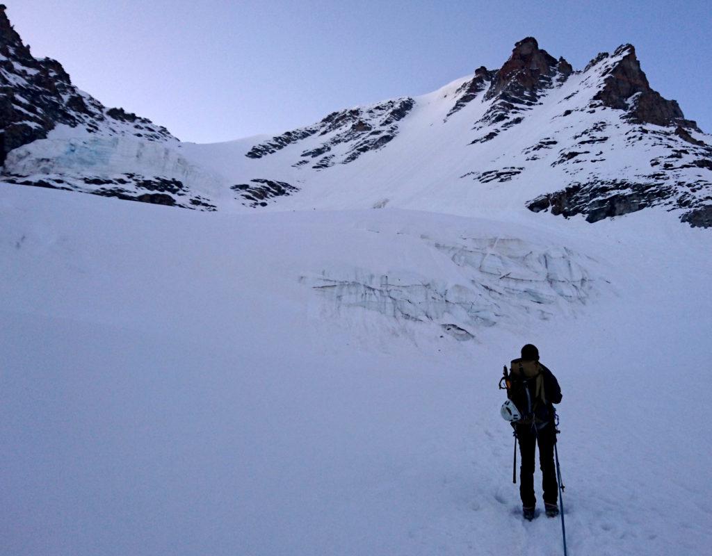 i seracchi sotto i quali passa la Normale: i nostri amici, invece, stanno già risalendo verso la terminale della Parete Nord