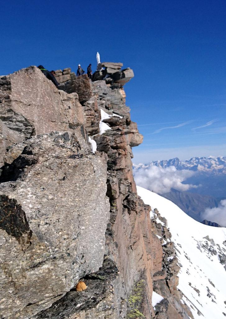 la Madonnina Bianca: dalla foto non si capisce quanta umanità la circondava, ma fidatevi... troppa!