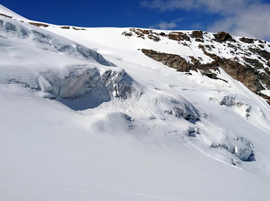 i bellissimi seracchi alla base della parete Nord: sono vere e proprie sculture, cesellate dalle ombre create dal sole pieno dei 4000