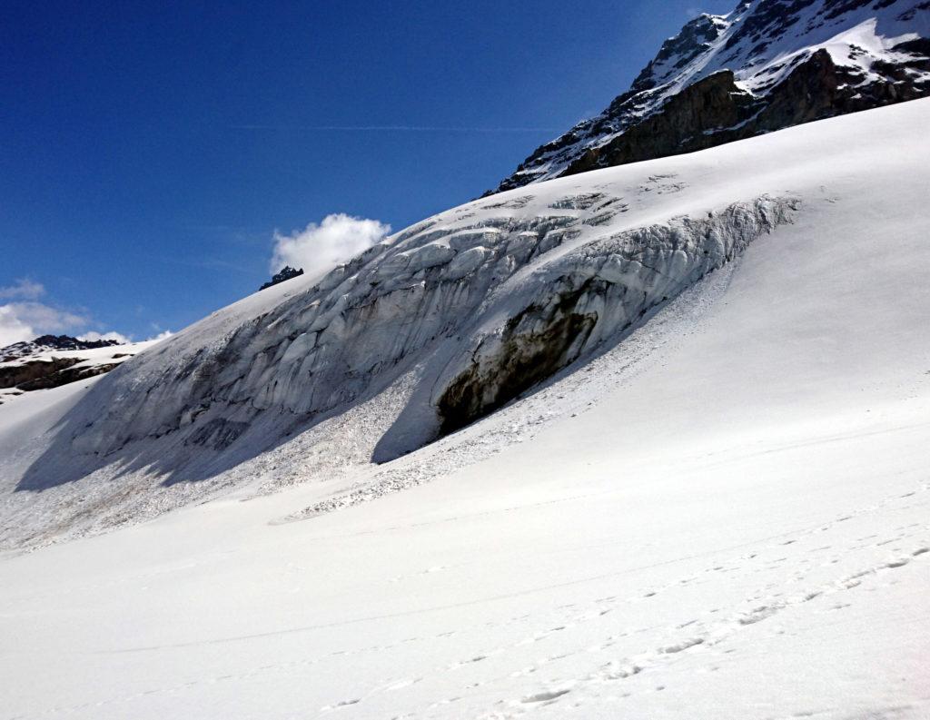 i bellissimi seracchi alla base della parete Nord: sono vere e proprie sculture, cesellate dalle ombre create dal sole pieno dei 4000