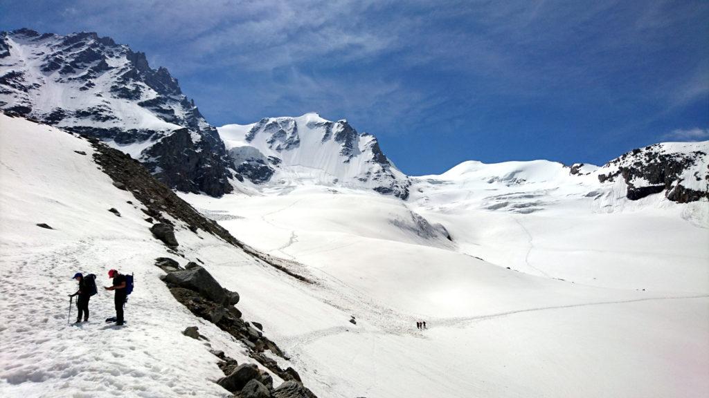 i nostri compari che ritornano dopo aver salito la Nord, ben visibile sullo sfondo