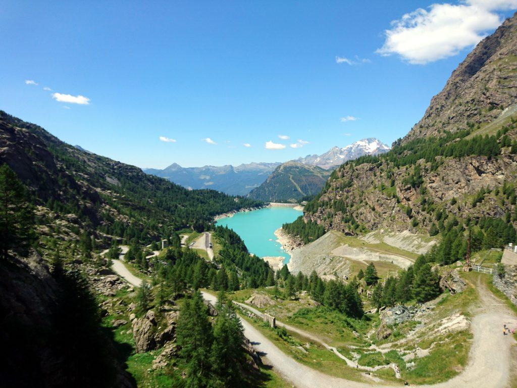 il bel panorama che si gode dall'alto della diga, con il Disgrazia sullo sfondo