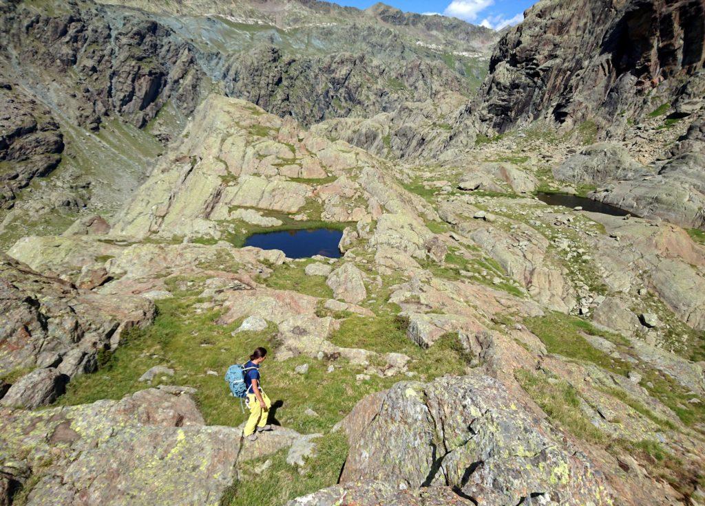 scendendo si incontrano piccoli laghetti alpini