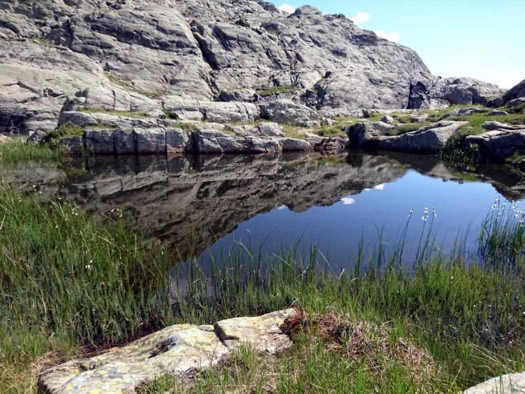 scendendo si incontrano piccoli laghetti alpini