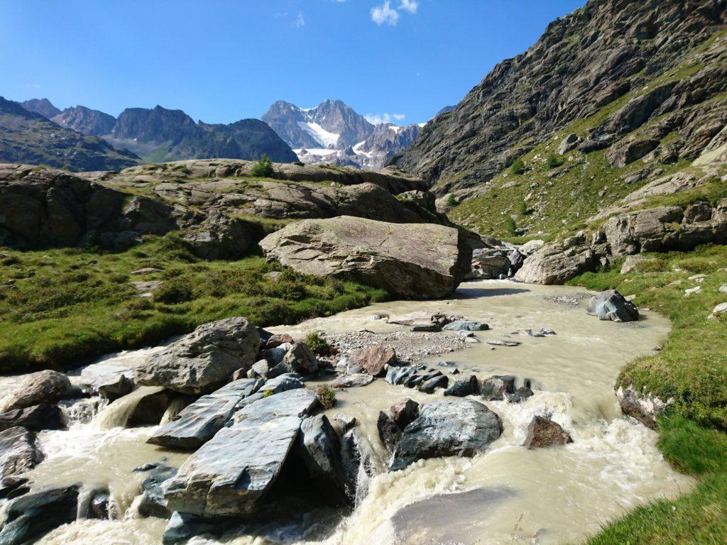 il colore assurdo dell'acqua di scioglimento che forma tanti piccoli rivi, andando a confluire nell'invaso artificiale di Gera