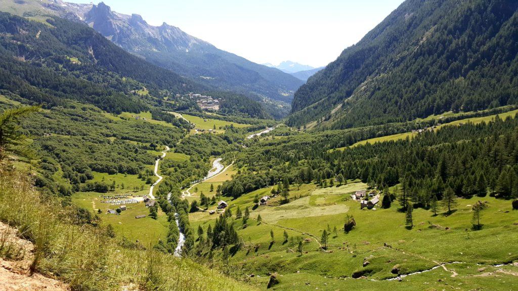 uno sguardo al fondovalle: a sinistra si nota il parcheggio dove è possibile lasciare l&#039;auto pagando 3 euro al giorno (e ne vale la pena!)