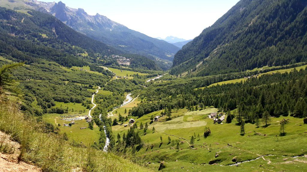 uno sguardo al fondovalle: a sinistra si nota il parcheggio dove è possibile lasciare l'auto pagando 3 euro al giorno (e ne vale la pena!)