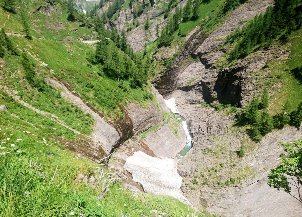 la Val Cairasca, con il torrente che precipita in un orrido a bordo strada