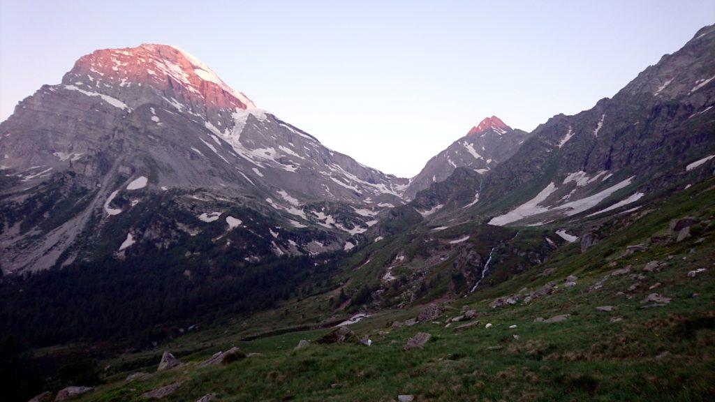 il sole comincia ad investire le pendici più alte del Monte Leone e della Bocchetta d'Aurona