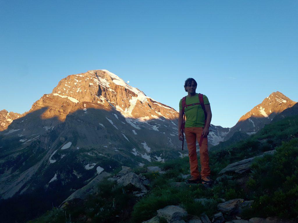 Gabri con il Monte Leone baciato dal sole e la luna, ancora ben visibile