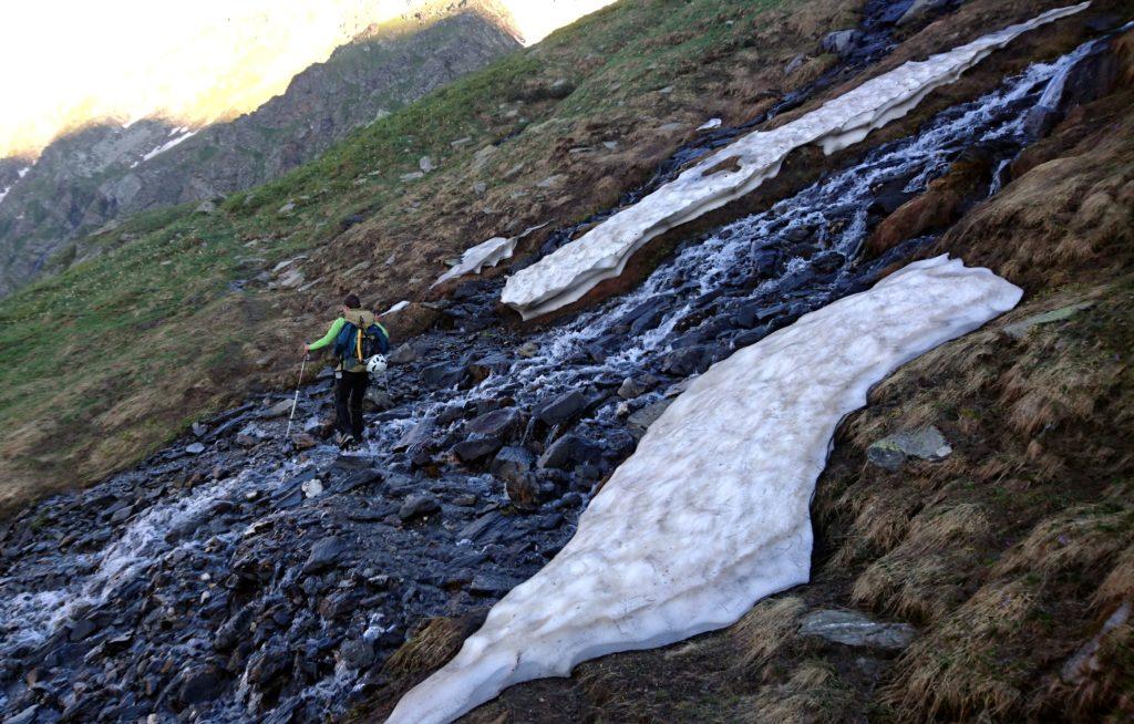 superati i risalti rocciosi, sempre su sentiero, si traversa verso sinistra, portandosi al centro della valle