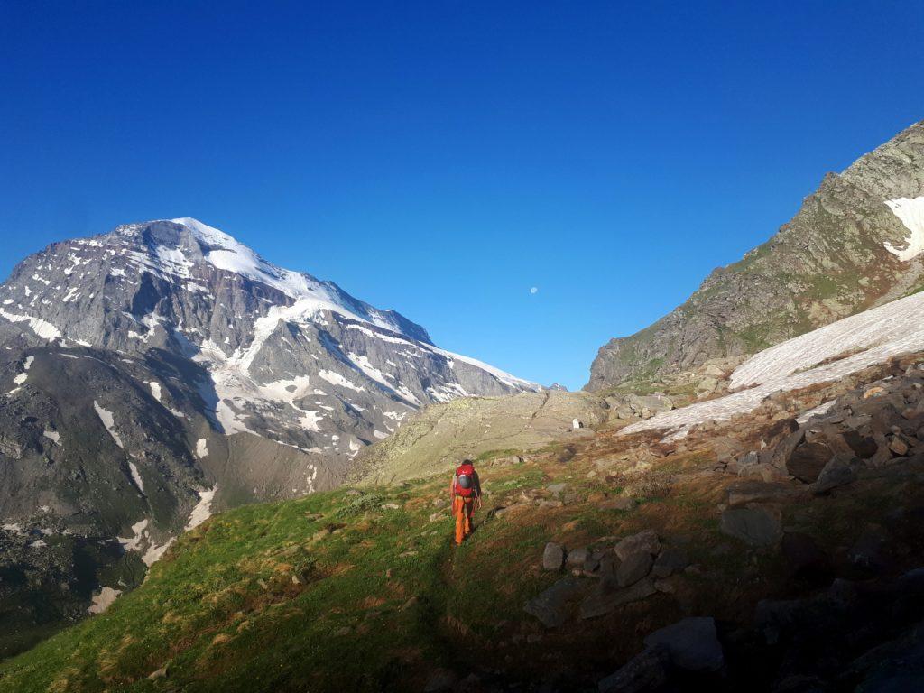 le prime luci del sole, mentre l'Alpe Veglia, giù in basso, è ancora avvolta dalle ombre