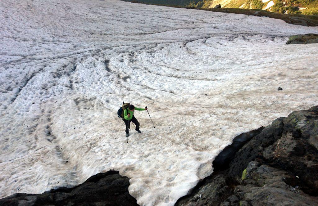 risaliamo su neve molliccia, guadagnando le balze rocciose superiori