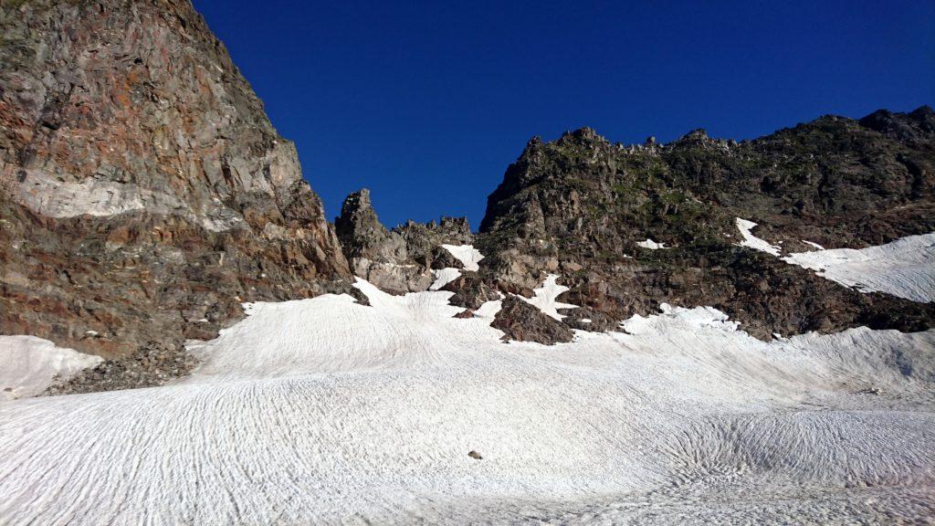 incamminandoci verso la Forca notiamo delle corde fisse sulle rocce alla sua base: abbiamo individuato la via di salita