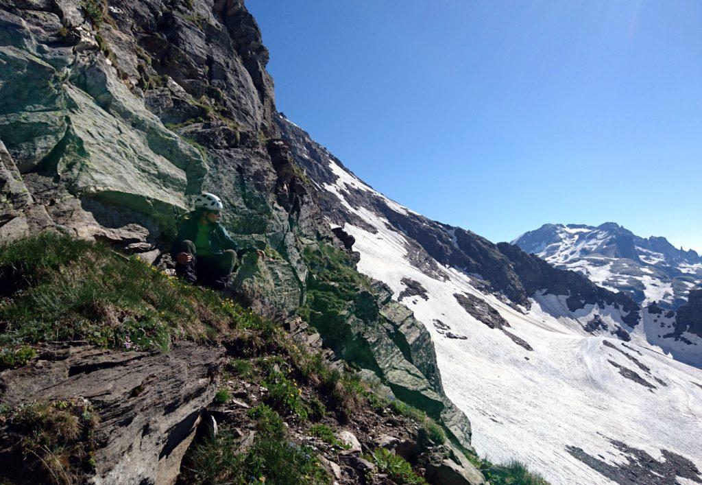 dopo aver ridisceso per qualche decina di metri il nevaio dal lato svizzero, oltrepassato il risalto con la croce sopra, riguadagnamo la forcella e proviamo a salire da qui sulla cresta del Rebbio: ci rendiamo subito conto che il terreno è orribile