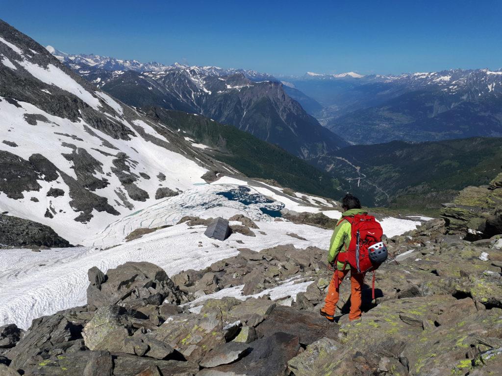 sulla verticale della hutte e del lago glaciale del versante svizzero individuiamo una via di salita più morbida e proviamo a raggiungerla