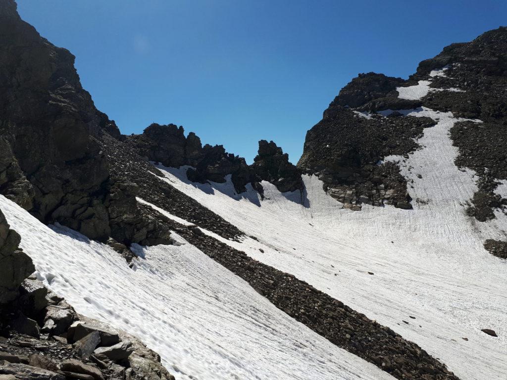 la Forca del Rebbio vista dal versante svizzero e la roccia con la croce che sta al suo centro