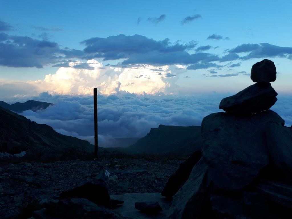 Decidiamo di fermarci a dormire e ci godiamo il bel tramonto di domenica