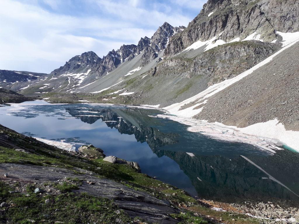 Bellssimo scorcio della cresta che si riflette nel lago Grande di Viso