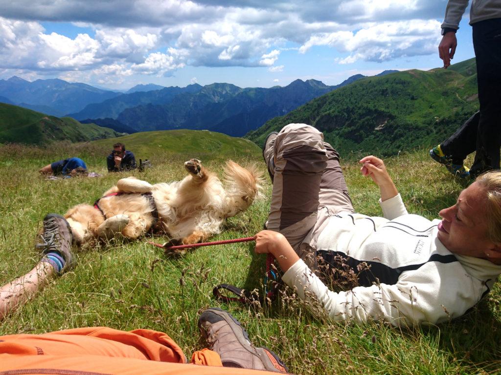 momenti di gioco al Rifugio Grassi: quant'è bello rotolarsi nell'erba?!