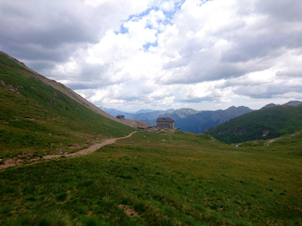 il Rifugio Grassi, 2000 metri secchi in posizione panoramica sull'alpeggio del Camisolo