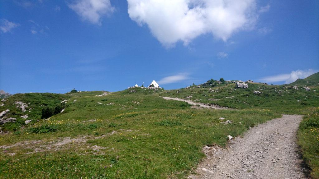 in vista del Rifugio Nicola con la sua insolita copertura, ispirata alla forma del Sodadura