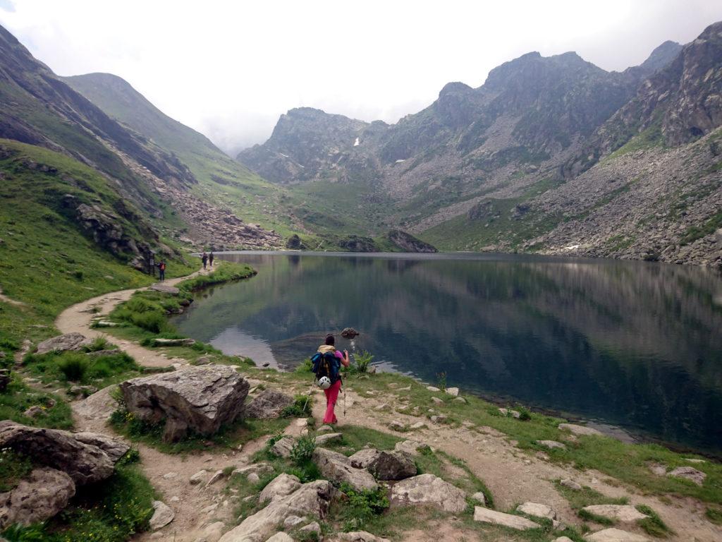 Seguiamo il lago Fiorenza fino al versante opposto