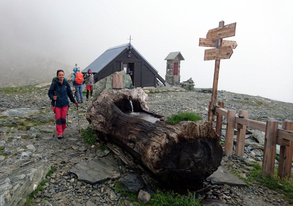 Dopo 2 ore e 30 raggiungiamo il rifugio Sella immerso tra le nubi