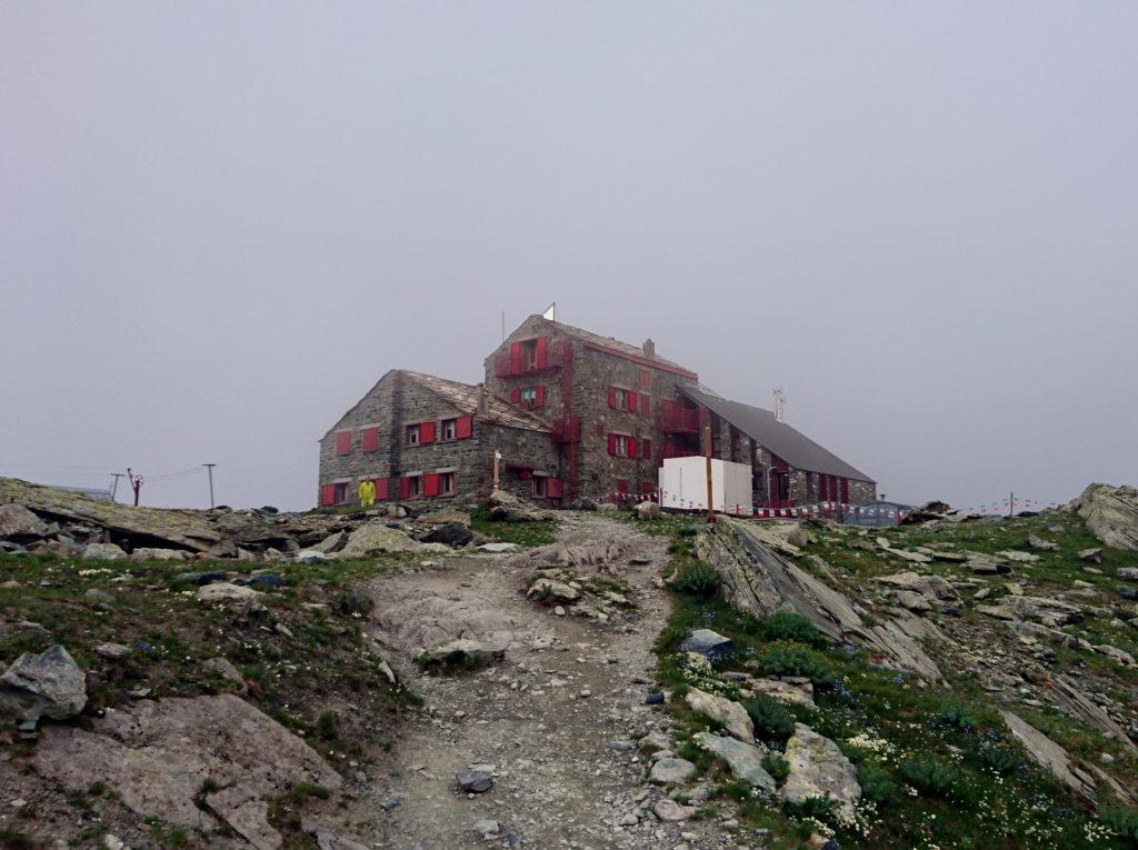 Vista del rifugio Quintino Sella tra le nuvole