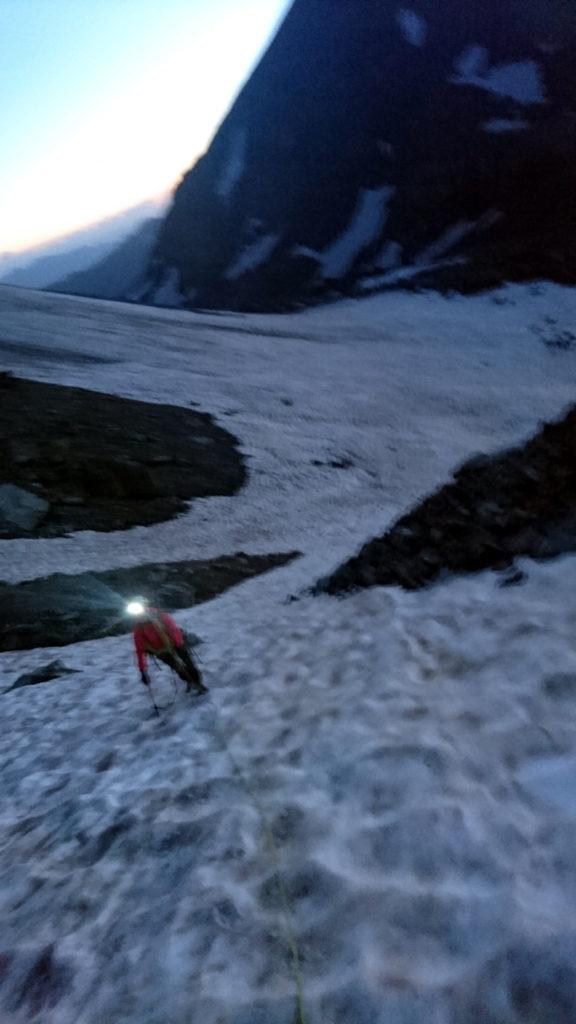 Per raggiungere l&#039;attacco saliamo con le frontali il nevaio per 200mt circa