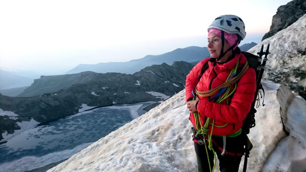 Erica all'attacco della cresta si gode le prime luci dell'alba