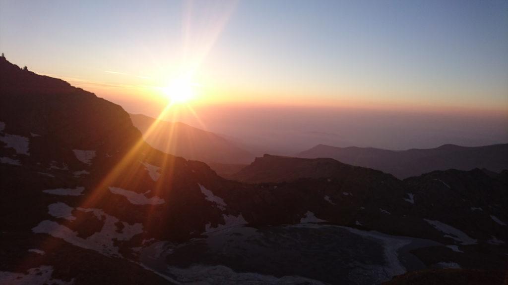 L'alba vista dall'inizio della cresta est del Monviso