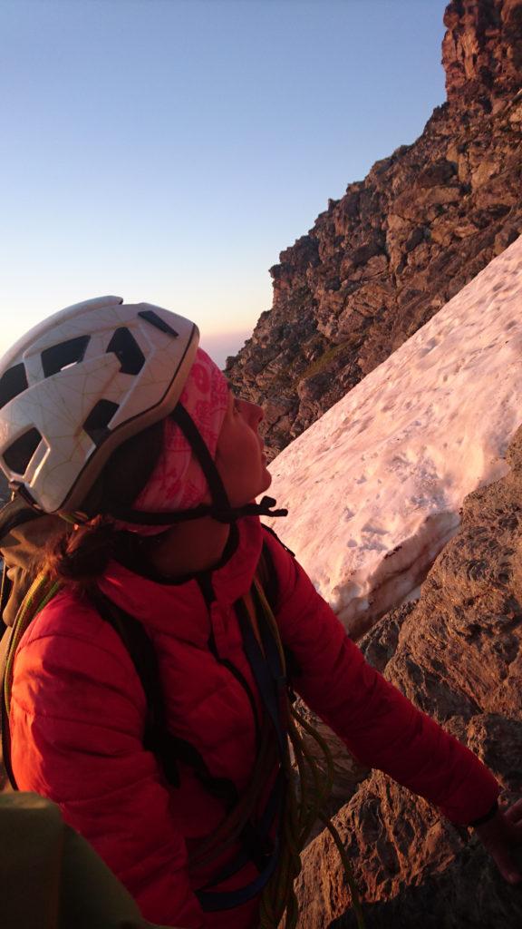 Erica sulle prime rocce studia il percorso